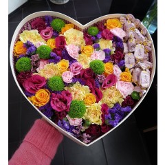 Ziedu kompozīcija sirds formas kastītē ar Geisha konfektēm