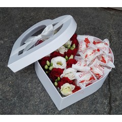 Ziedi un Raffaello konfektes sirds formas kastītē