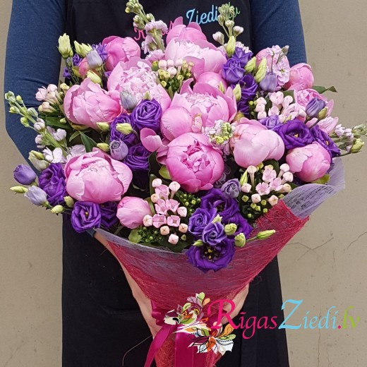 Rozā peoniju un violetu lizanšu pušķis