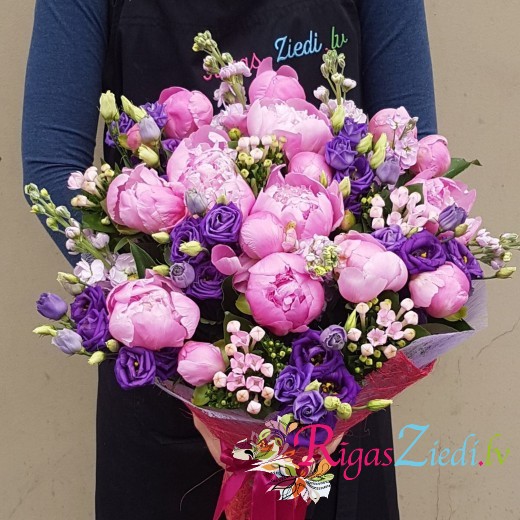 Rozā peoniju un violetu lizanšu pušķis