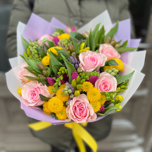 Pavasara ziedu pu&scaron;ķis saulainās krāsās