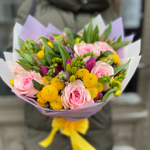 Pavasara ziedu pu&scaron;ķis saulainās krāsās