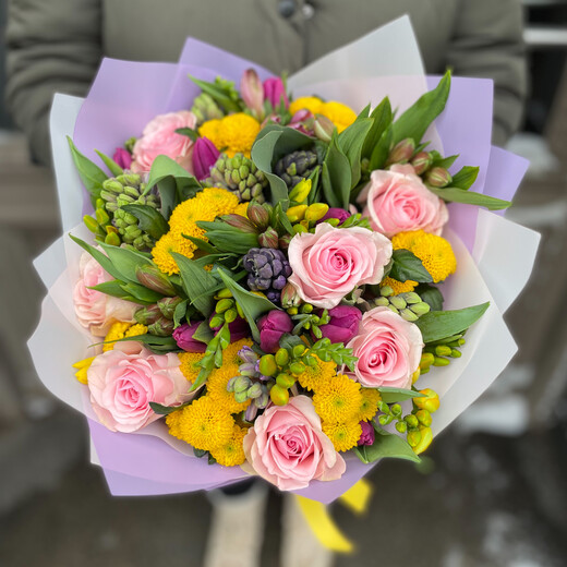 Pavasara ziedu pu&scaron;ķis saulainās krāsās