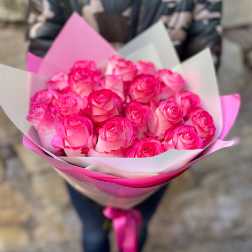 Tum&scaron;i rozā rozes dekoratīvā iepakojumā