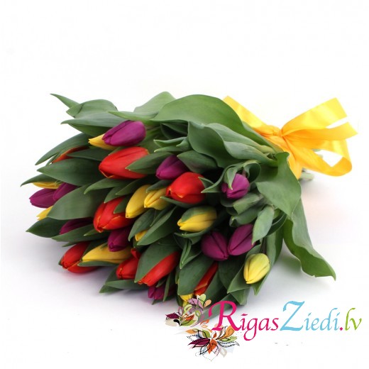 Букет из разноцветных тюльпанов