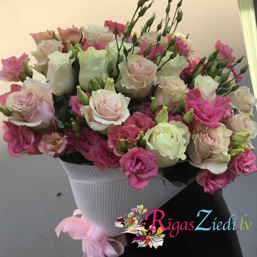 Bouquet of rose-lisianthus
