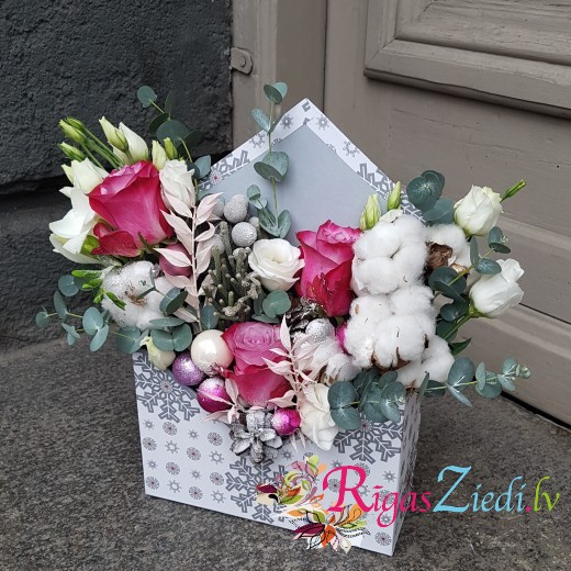 Svētku kompozīcija Balta dāvanu aploksne