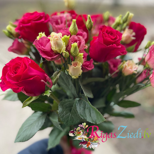 ​Raspberry-colored roses and lisianthus
