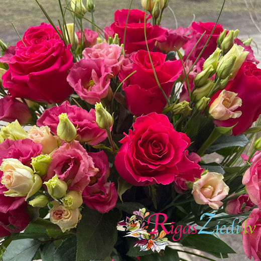 ​Raspberry-colored roses and lisianthus