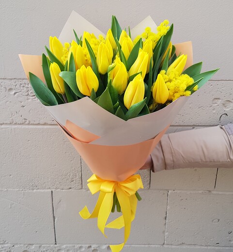 dzeltenas tulpes ar mimozu