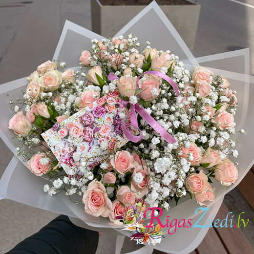 Букет из кустовых роз и гипсофилы