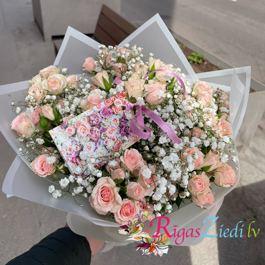 Букет из кустовых роз и гипсофилы