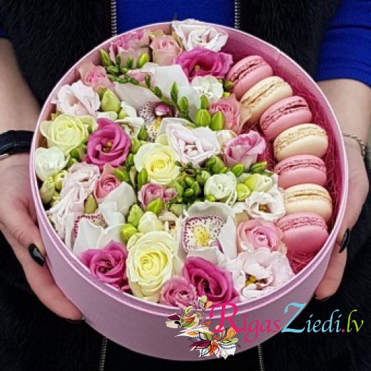 Flowers with macaroons