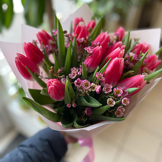 Tulpju pu&scaron;ķis ar vaska puķi dekoratīvā iepakojumā