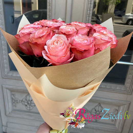 A bouquet of peach roses