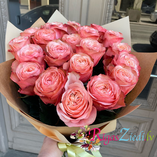 A bouquet of peach roses