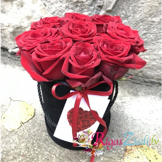 Red roses in a black round box