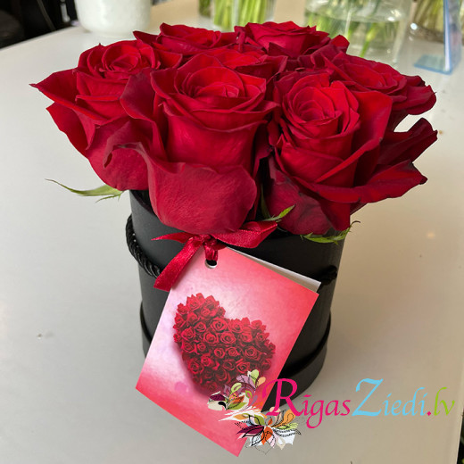 Red roses in a black round box