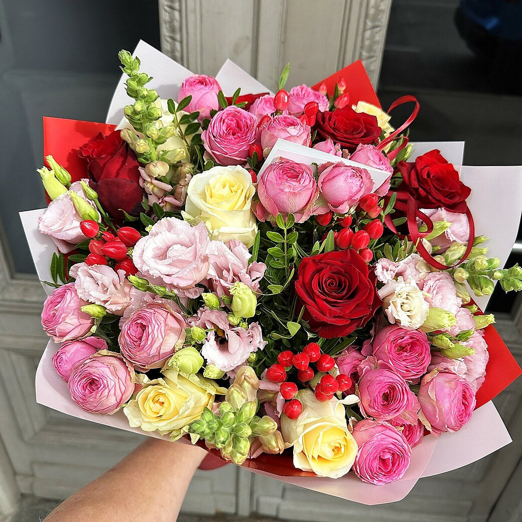Seasonal flower bouquet #18 close-up - roses, lisianthus and hypericum berries