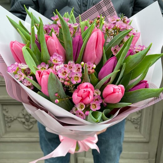 Tulpju pu&scaron;ķis ar vaska puķi dekoratīvā iepakojumā