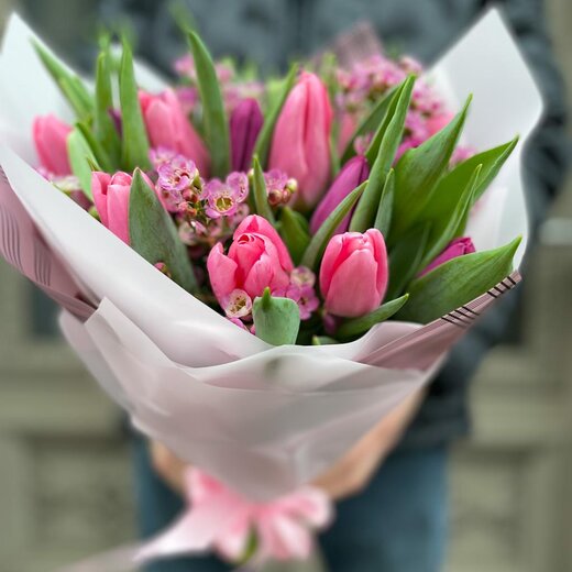 Tulpju pu&scaron;ķis ar vaska puķi dekoratīvā iepakojumā