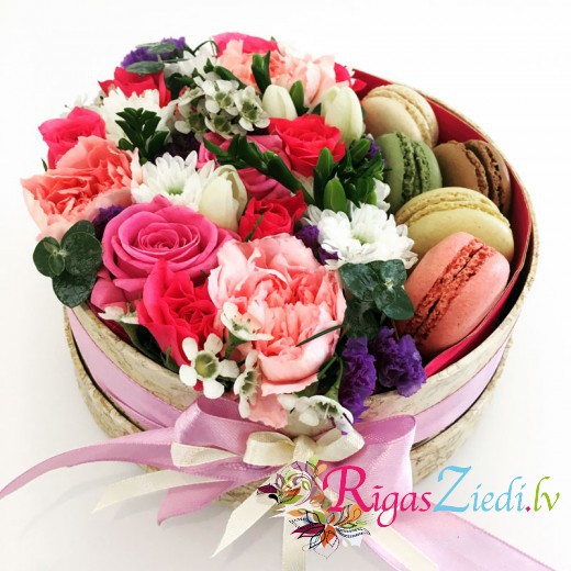 flower box with macaroons