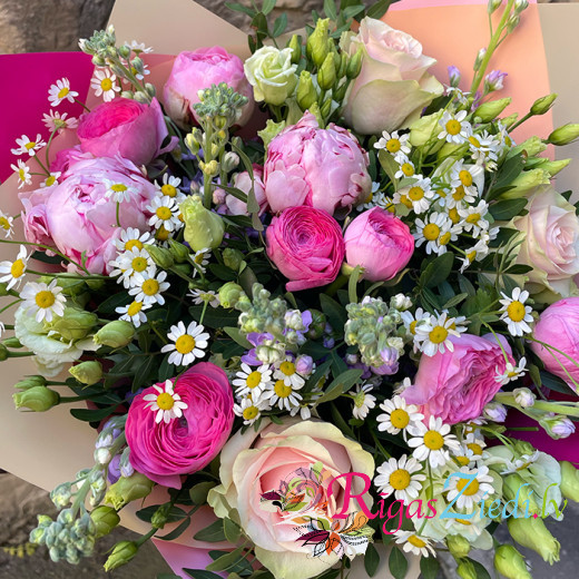 Ziedu pušķis no pavasara un vasaras ziediem