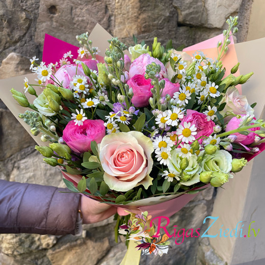 Ziedu pušķis no pavasara un vasaras ziediem