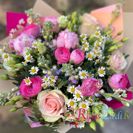 Ziedu pušķis no pavasara un vasaras ziediem