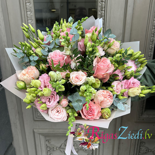 Ziedu pu&scaron;ķis ar rozēm, krūmrozēm, lizantēm un eikaliptu