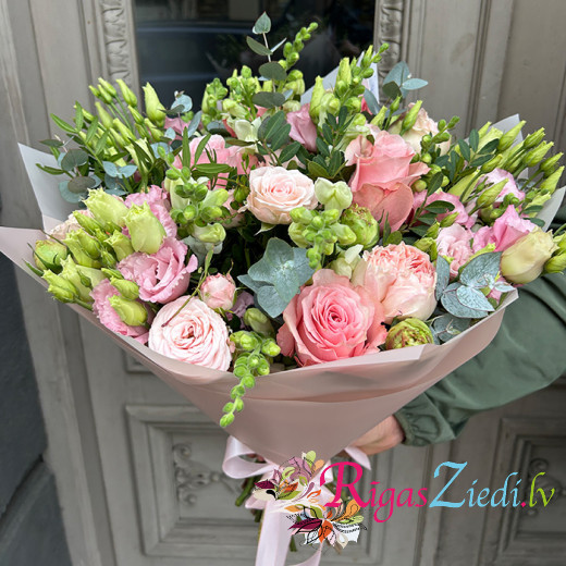 Ziedu pu&scaron;ķis ar rozēm, krūmrozēm, lizantēm un eikaliptu