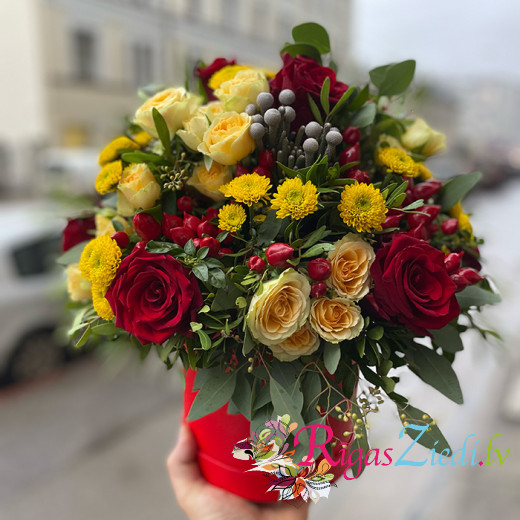 Разноцветные цветы в коробке