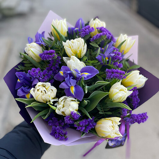 Ziedu puskis baltas tulpes ar ziliem ziediem