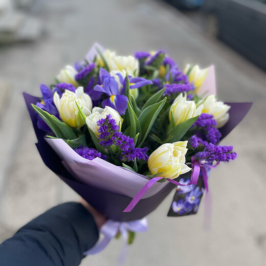 Ziedu puskis baltas tulpes ar ziliem ziediem