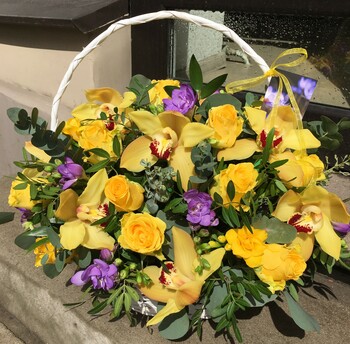 Rozes un Orhidejas grozā