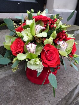 Ziedu kopozīcija sarkanā kastē