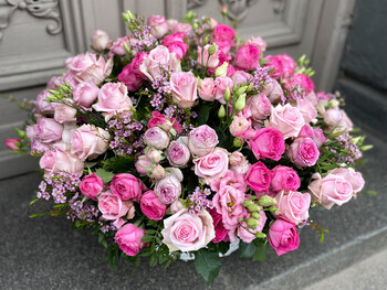 Ziedu grozs maigi rozā