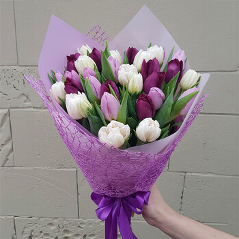 Букет из белых и фиолетовых тюльпанов