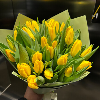 Букет желтых тюльпанов в декоративной упаковке.
