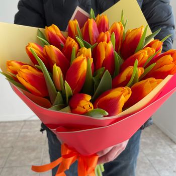 Букет оранжевых тюльпанов