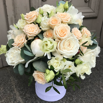 Krēmkrāsas ziedu kastīte ar peonijām