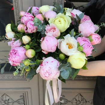 Dažādu krāsu peonijas ar eikaliptu