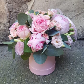 Ziedu kastīte ar peonijām, rozēm, lizantēm