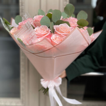 Букет розовых роз с эвкалиптом