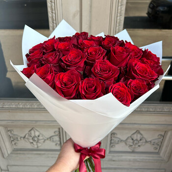 Sarkanas rozes baltā iepakojumā