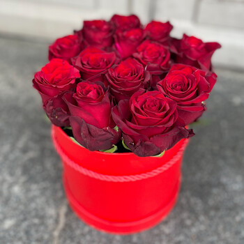 Sarkanas rozes kastītē