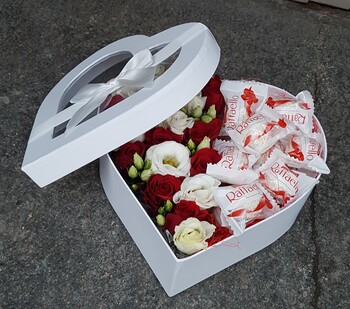 Цветы и конфеты в коробке в форме сердца