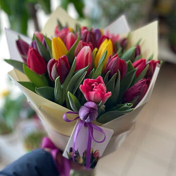 Dažādu krāsu tulpes dekoratīvā papīrā