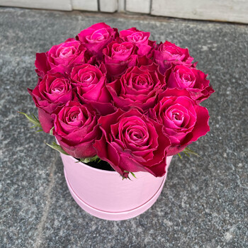 Tum&scaron;i rozā rozes apaļā kastītē