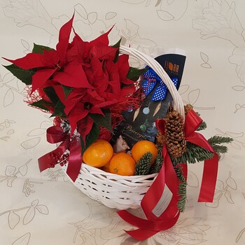 Ziemassvētku kompozīcija grozā